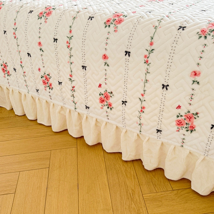 91家纺网 家纺一手货源 找家纺 凯罗 2025新款牛奶绒花边床盖印花小清新盖毯加大牛奶绒床盖床单 浪漫邂逅