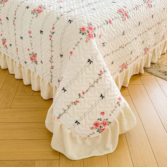 91家纺网 家纺一手货源 找家纺 凯罗 2025新款牛奶绒花边床盖印花小清新盖毯加大牛奶绒床盖床单 浪漫邂逅