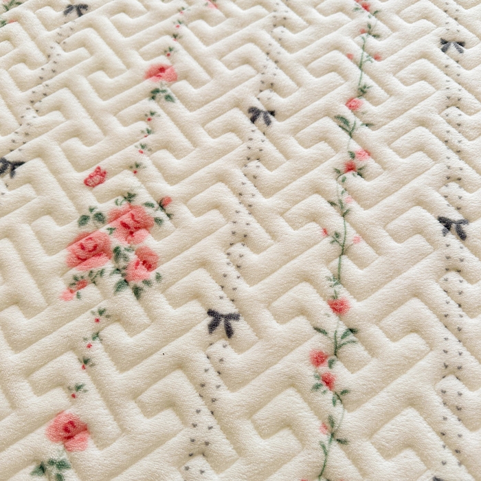 91家纺网 家纺一手货源 找家纺 凯罗 2025新款牛奶绒花边床盖印花小清新盖毯加大牛奶绒床盖床单 浪漫邂逅