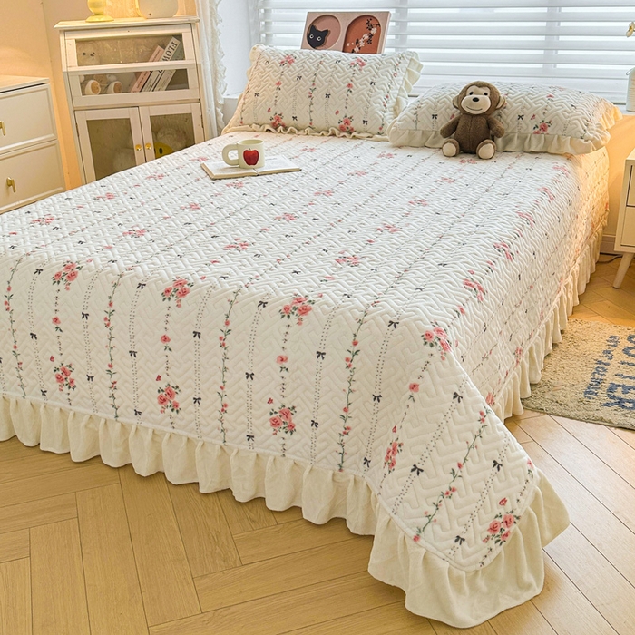 91家纺网 家纺一手货源 找家纺 凯罗 2025新款牛奶绒花边床盖印花小清新盖毯加大牛奶绒床盖床单 浪漫邂逅