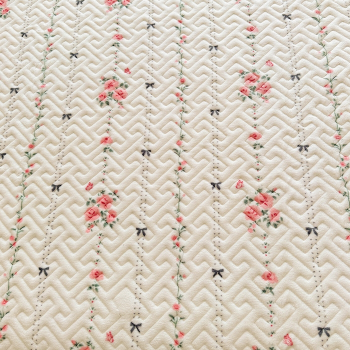 91家纺网 家纺一手货源 找家纺 凯罗 2025新款牛奶绒花边床盖印花小清新盖毯加大牛奶绒床盖床单 浪漫邂逅