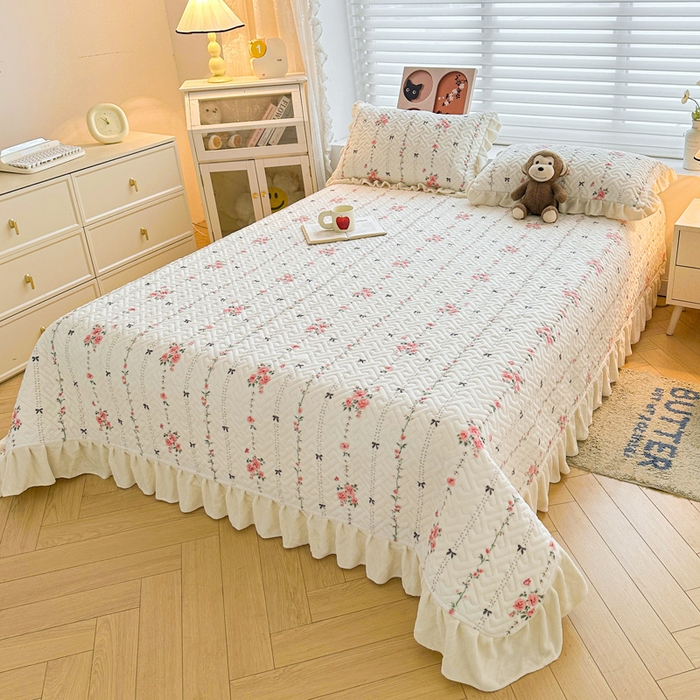91家纺网 家纺一手货源 找家纺 凯罗 2025新款牛奶绒花边床盖印花小清新盖毯加大牛奶绒床盖床单 浪漫邂逅