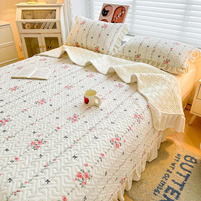 91家纺网 家纺一手货源 找家纺 凯罗 2025新款牛奶绒花边床盖印花小清新盖毯加大牛奶绒床盖床单 浪漫邂逅