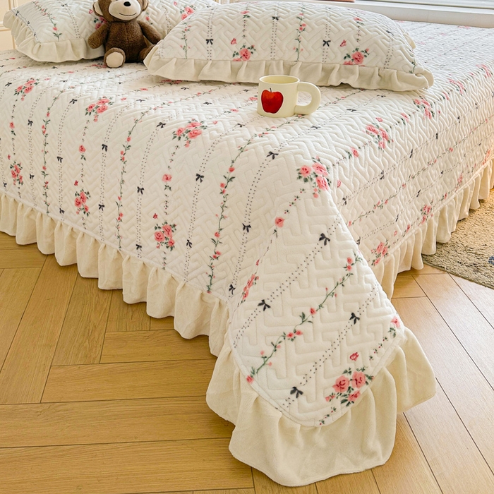 91家纺网 家纺一手货源 找家纺 凯罗 2025新款牛奶绒花边床盖印花小清新盖毯加大牛奶绒床盖床单 浪漫邂逅