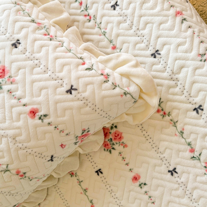 91家纺网 家纺一手货源 找家纺 凯罗 2025新款牛奶绒花边床盖印花小清新盖毯加大牛奶绒床盖床单 浪漫邂逅