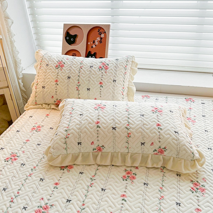 91家纺网 家纺一手货源 找家纺 凯罗 2025新款牛奶绒花边床盖印花小清新盖毯加大牛奶绒床盖床单 浪漫邂逅