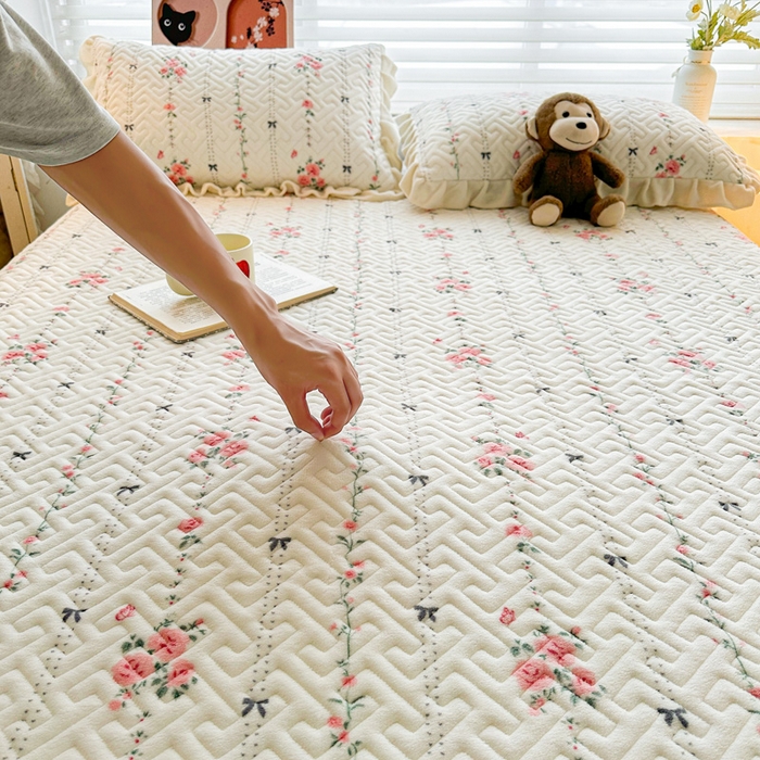 91家纺网 家纺一手货源 找家纺 凯罗 2025新款牛奶绒花边床盖印花小清新盖毯加大牛奶绒床盖床单 浪漫邂逅