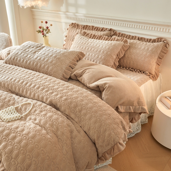 91家纺网 家纺一手货源 找家纺 怡源梦 2025新款牛奶绒床裙四件套-甜心公主系列 咖色