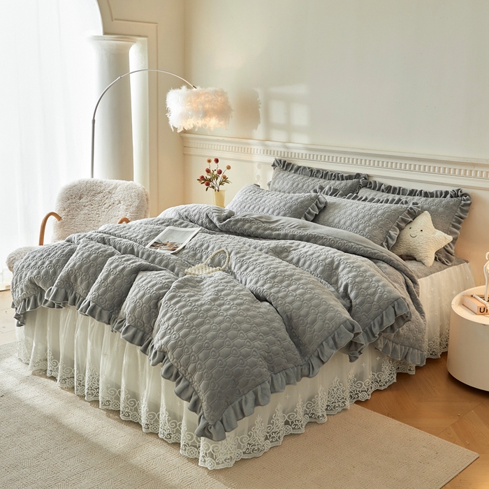 91家纺网 家纺一手货源 找家纺 怡源梦 2025新款牛奶绒床裙四件套-甜心公主系列 灰色