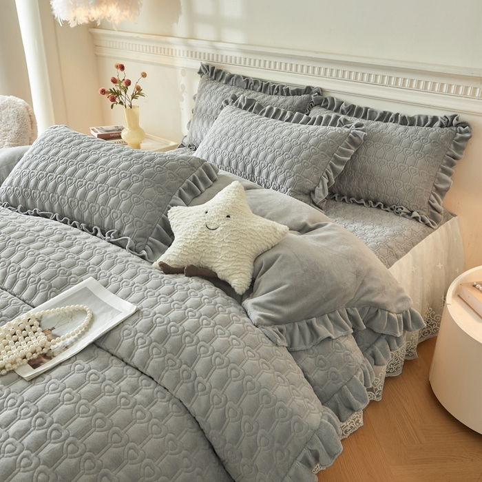 91家纺网 家纺一手货源 找家纺 怡源梦 2025新款牛奶绒床裙四件套-甜心公主系列 灰色