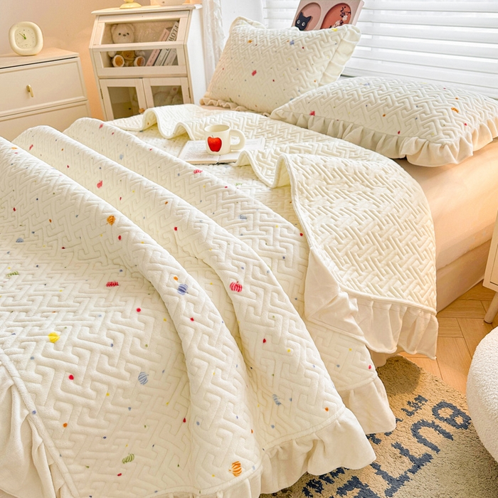 91家纺网 家纺一手货源 找家纺 凯罗 2025新款牛奶绒花边床盖印花小清新盖毯加大牛奶绒床盖床单 梦幻星空