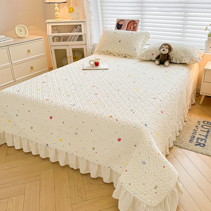 91家纺网 家纺一手货源 找家纺 凯罗 2025新款牛奶绒花边床盖印花小清新盖毯加大牛奶绒床盖床单 浪漫邂逅