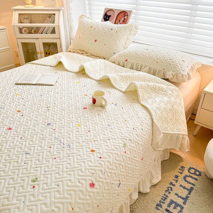 91家纺网 家纺一手货源 找家纺 凯罗 2025新款牛奶绒花边床盖印花小清新盖毯加大牛奶绒床盖床单 梦幻星空