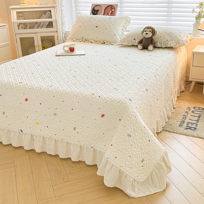 91家纺网 家纺一手货源 找家纺 凯罗 2025新款牛奶绒花边床盖印花小清新盖毯加大牛奶绒床盖床单 梦幻星空