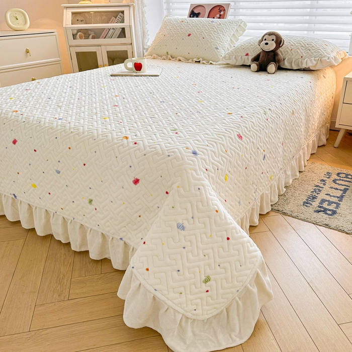 91家纺网 家纺一手货源 找家纺 凯罗 2025新款牛奶绒花边床盖印花小清新盖毯加大牛奶绒床盖床单 梦幻星空