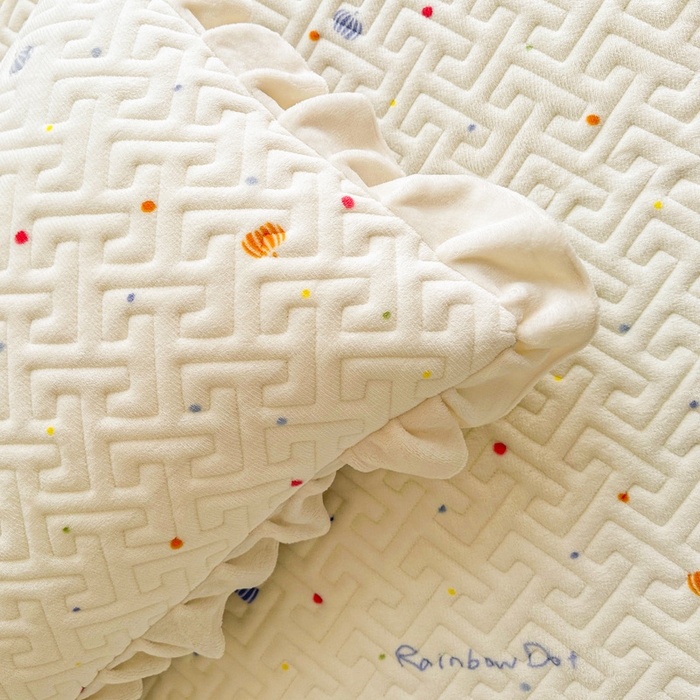 91家纺网 家纺一手货源 找家纺 凯罗 2025新款牛奶绒花边床盖印花小清新盖毯加大牛奶绒床盖床单 梦幻星空