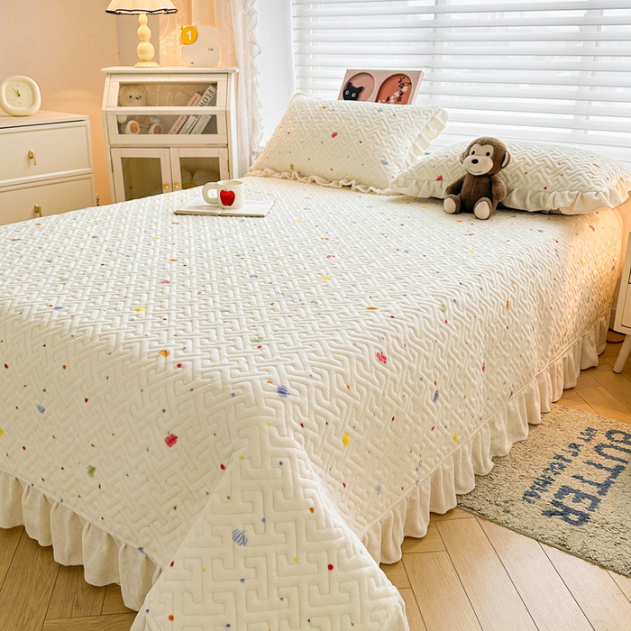 91家纺网 家纺一手货源 找家纺 凯罗 2025新款牛奶绒花边床盖印花小清新盖毯加大牛奶绒床盖床单 梦幻星空