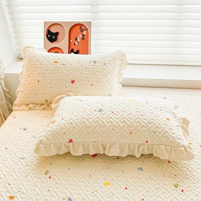 91家纺网 家纺一手货源 找家纺 凯罗 2025新款牛奶绒花边床盖印花小清新盖毯加大牛奶绒床盖床单 梦幻星空