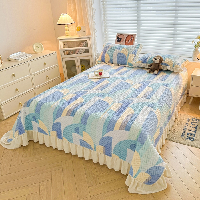 91家纺网 家纺一手货源 找家纺 凯罗 2025新款牛奶绒花边床盖印花小清新盖毯加大牛奶绒床盖床单 诗意蓝月