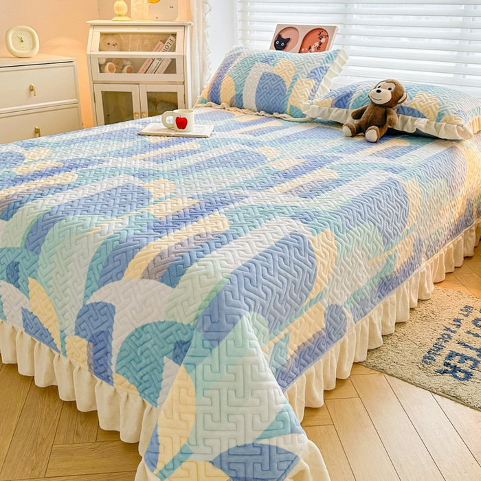 91家纺网 家纺一手货源 找家纺 凯罗 2025新款牛奶绒花边床盖印花小清新盖毯加大牛奶绒床盖床单 诗意蓝月