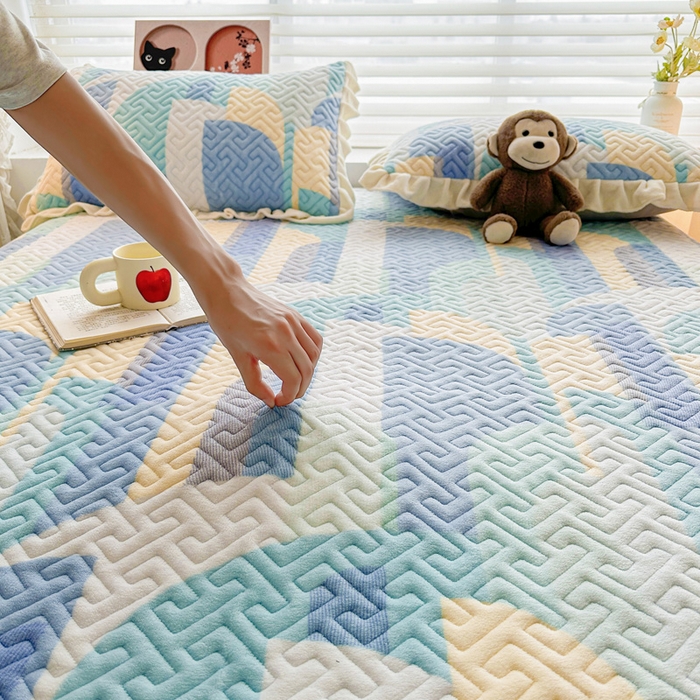 91家纺网 家纺一手货源 找家纺 凯罗 2025新款牛奶绒花边床盖印花小清新盖毯加大牛奶绒床盖床单 诗意蓝月