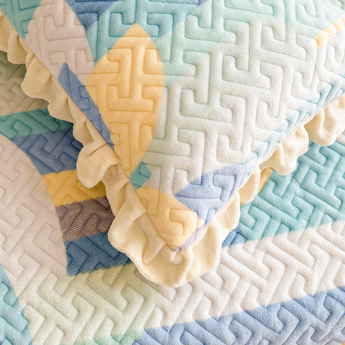 91家纺网 家纺一手货源 找家纺 凯罗 2025新款牛奶绒花边床盖印花小清新盖毯加大牛奶绒床盖床单 诗意蓝月