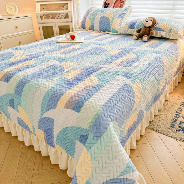 91家纺网 家纺一手货源 找家纺 凯罗 2025新款牛奶绒花边床盖印花小清新盖毯加大牛奶绒床盖床单 诗意蓝月