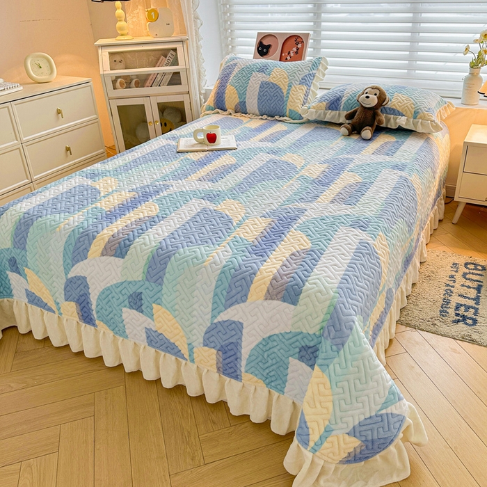 91家纺网 家纺一手货源 找家纺 凯罗 2025新款牛奶绒花边床盖印花小清新盖毯加大牛奶绒床盖床单 诗意蓝月