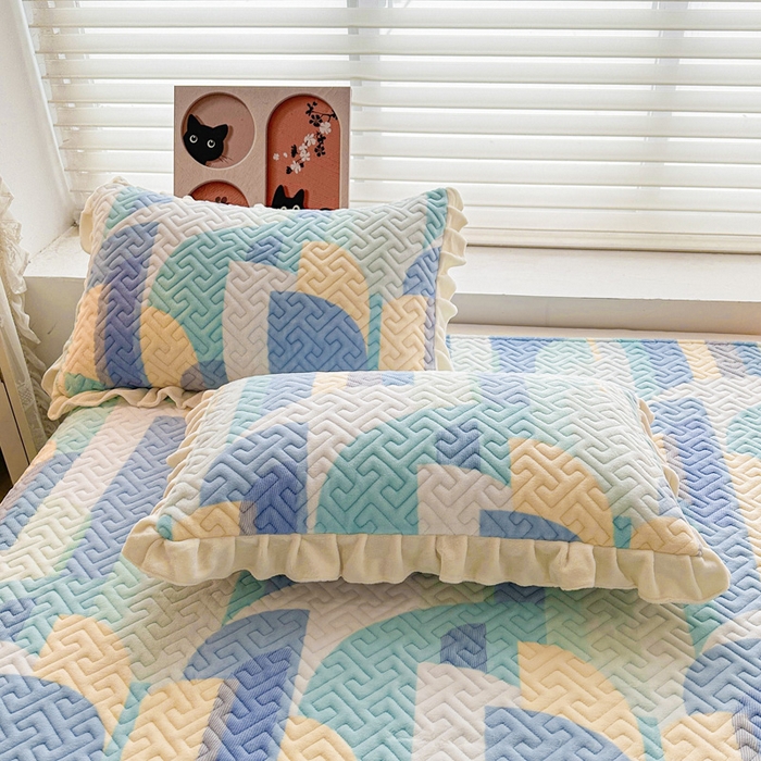 91家纺网 家纺一手货源 找家纺 凯罗 2025新款牛奶绒花边床盖印花小清新盖毯加大牛奶绒床盖床单 诗意蓝月