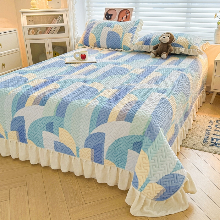 91家纺网 家纺一手货源 找家纺 凯罗 2025新款牛奶绒花边床盖印花小清新盖毯加大牛奶绒床盖床单 诗意蓝月