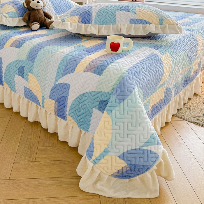 91家纺网 家纺一手货源 找家纺 凯罗 2025新款牛奶绒花边床盖印花小清新盖毯加大牛奶绒床盖床单 诗意蓝月