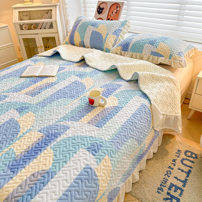 91家纺网 家纺一手货源 找家纺 凯罗 2025新款牛奶绒花边床盖印花小清新盖毯加大牛奶绒床盖床单 诗意蓝月