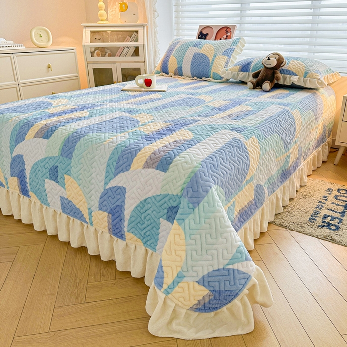 91家纺网 家纺一手货源 找家纺 凯罗 2025新款牛奶绒花边床盖印花小清新盖毯加大牛奶绒床盖床单 诗意蓝月