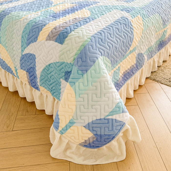 91家纺网 家纺一手货源 找家纺 凯罗 2025新款牛奶绒花边床盖印花小清新盖毯加大牛奶绒床盖床单 诗意蓝月