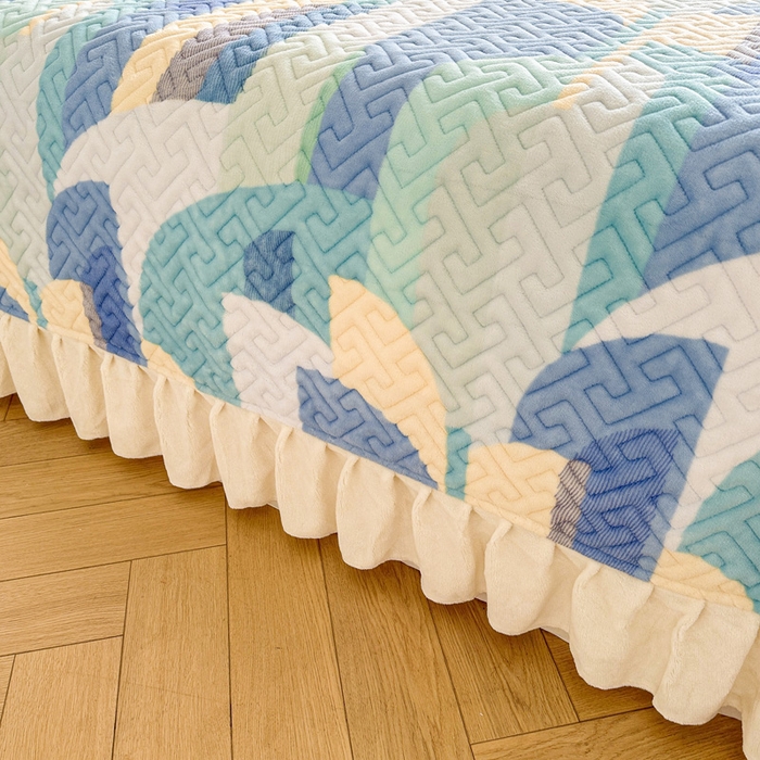 91家纺网 家纺一手货源 找家纺 凯罗 2025新款牛奶绒花边床盖印花小清新盖毯加大牛奶绒床盖床单 诗意蓝月