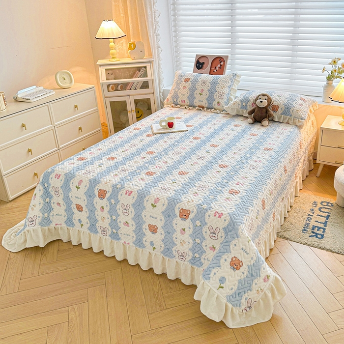 91家纺网 家纺一手货源 找家纺 凯罗 2025新款牛奶绒花边床盖印花小清新盖毯加大牛奶绒床盖床单 兔子和熊