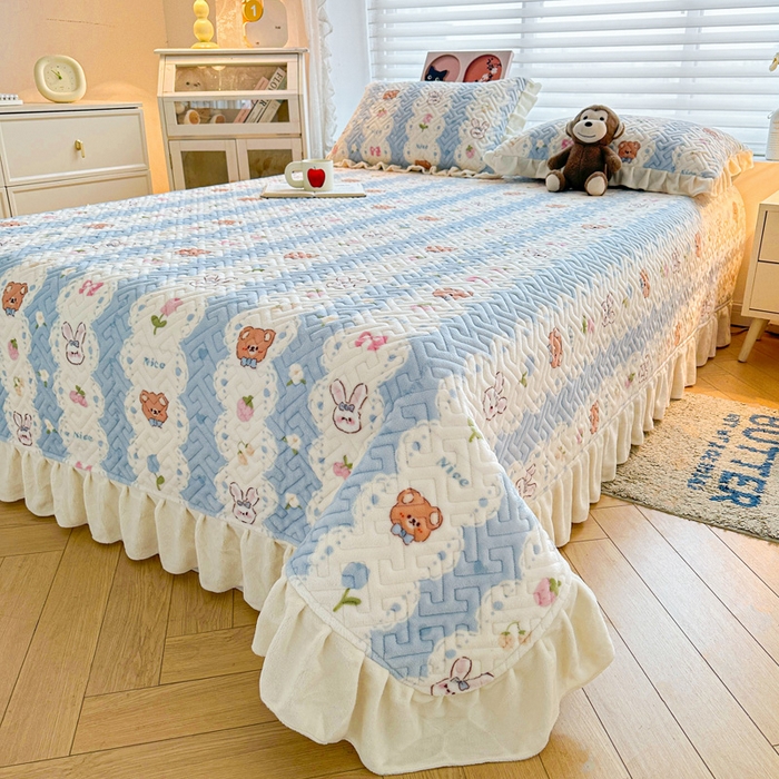91家纺网 家纺一手货源 找家纺 凯罗 2025新款牛奶绒花边床盖印花小清新盖毯加大牛奶绒床盖床单 兔子和熊