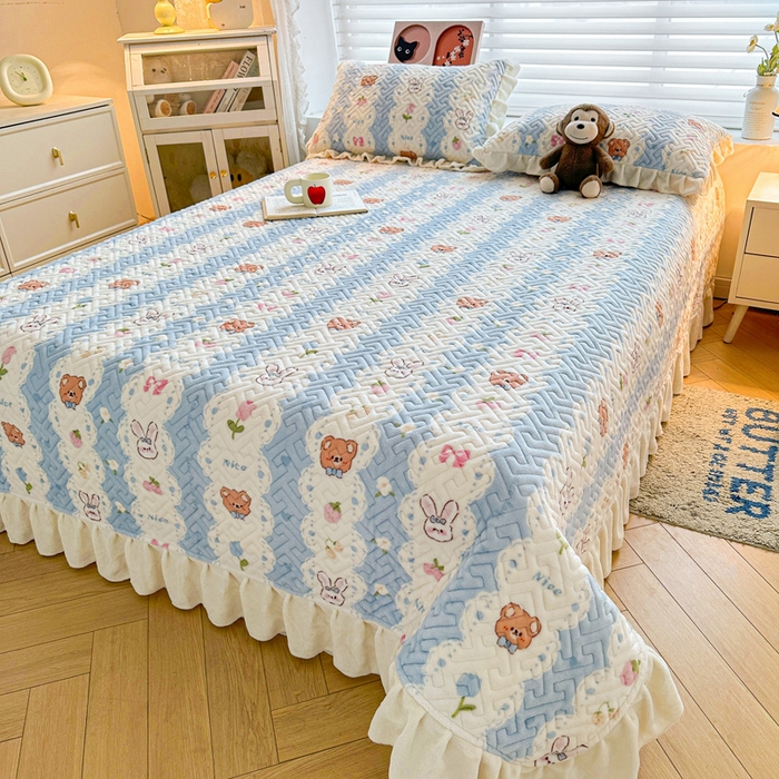 91家纺网 家纺一手货源 找家纺 凯罗 2025新款牛奶绒花边床盖印花小清新盖毯加大牛奶绒床盖床单 兔子和熊