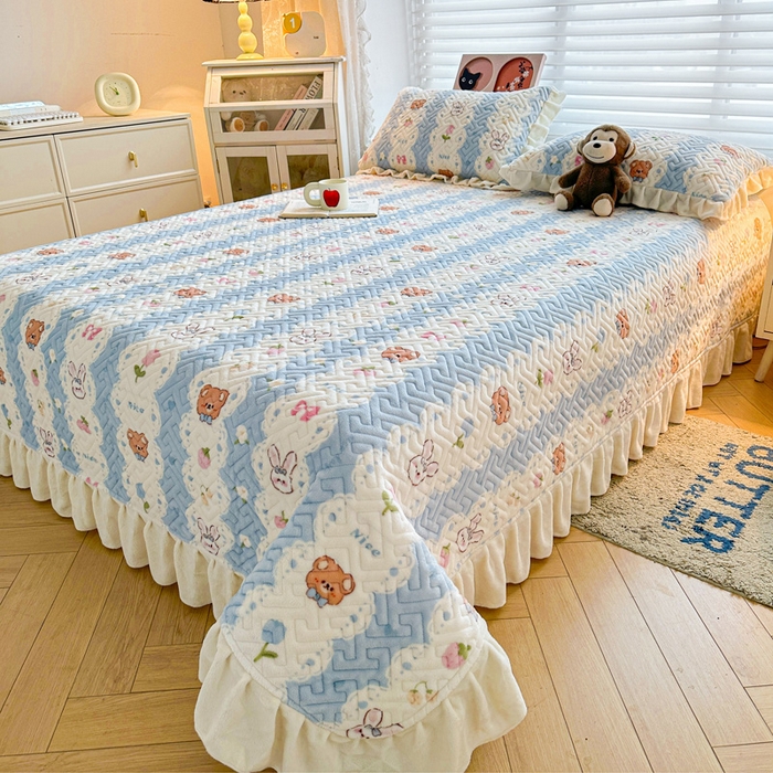 91家纺网 家纺一手货源 找家纺 凯罗 2025新款牛奶绒花边床盖印花小清新盖毯加大牛奶绒床盖床单 兔子和熊