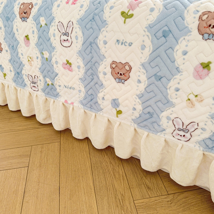 91家纺网 家纺一手货源 找家纺 凯罗 2025新款牛奶绒花边床盖印花小清新盖毯加大牛奶绒床盖床单 兔子和熊