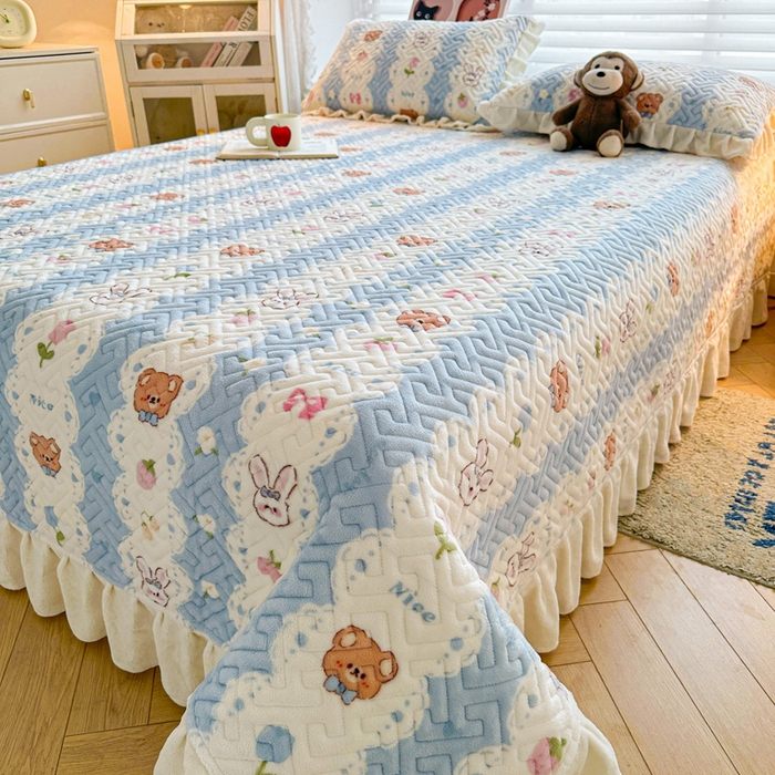 91家纺网 家纺一手货源 找家纺 凯罗 2025新款牛奶绒花边床盖印花小清新盖毯加大牛奶绒床盖床单 兔子和熊