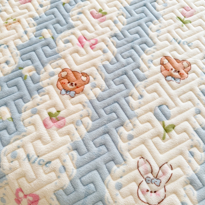 91家纺网 家纺一手货源 找家纺 凯罗 2025新款牛奶绒花边床盖印花小清新盖毯加大牛奶绒床盖床单 兔子和熊