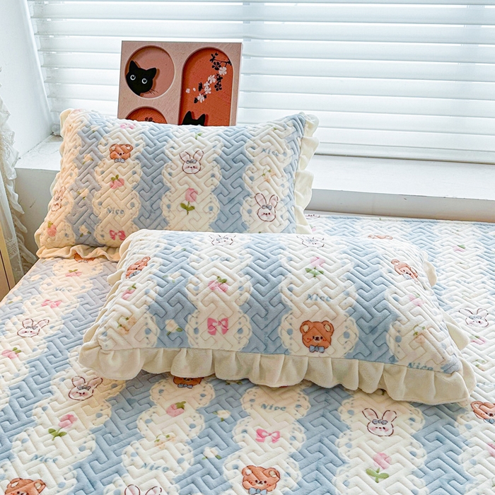 91家纺网 家纺一手货源 找家纺 凯罗 2025新款牛奶绒花边床盖印花小清新盖毯加大牛奶绒床盖床单 兔子和熊