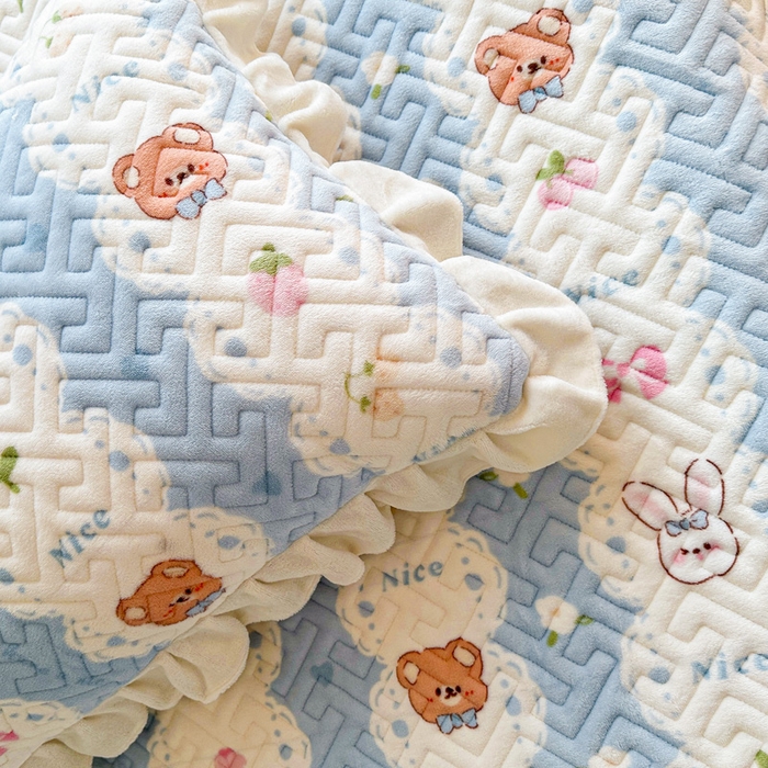 91家纺网 家纺一手货源 找家纺 凯罗 2025新款牛奶绒花边床盖印花小清新盖毯加大牛奶绒床盖床单 兔子和熊