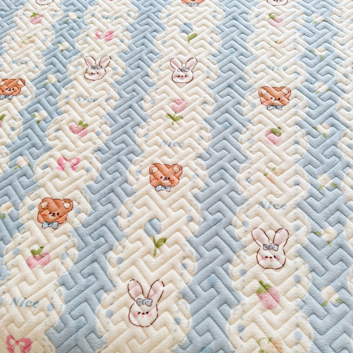 91家纺网 家纺一手货源 找家纺 凯罗 2025新款牛奶绒花边床盖印花小清新盖毯加大牛奶绒床盖床单 兔子和熊