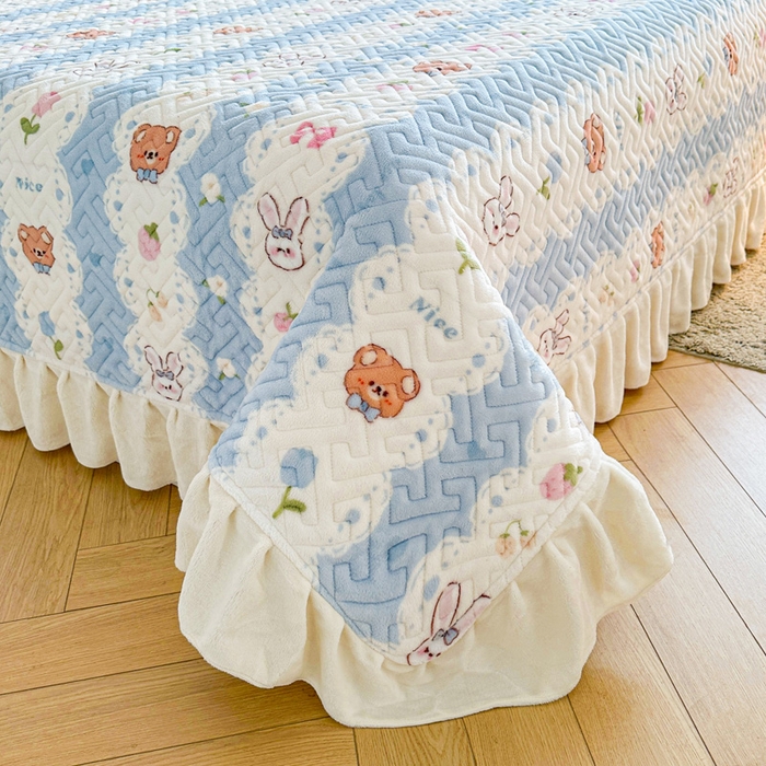 91家纺网 家纺一手货源 找家纺 凯罗 2025新款牛奶绒花边床盖印花小清新盖毯加大牛奶绒床盖床单 兔子和熊