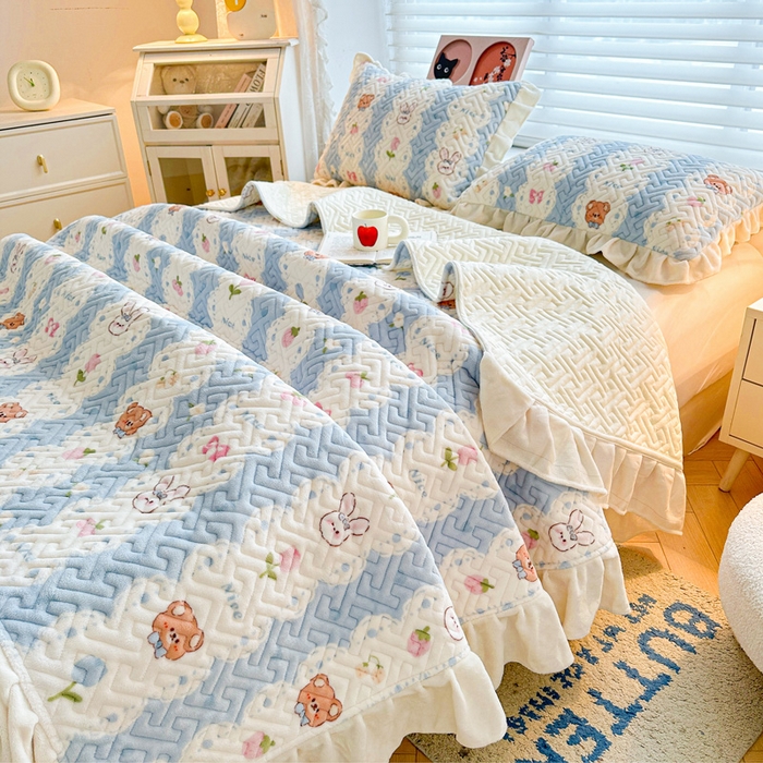 91家纺网 家纺一手货源 找家纺 凯罗 2025新款牛奶绒花边床盖印花小清新盖毯加大牛奶绒床盖床单 兔子和熊