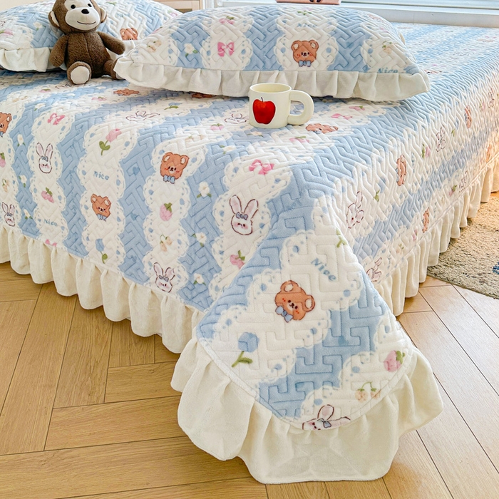 91家纺网 家纺一手货源 找家纺 凯罗 2025新款牛奶绒花边床盖印花小清新盖毯加大牛奶绒床盖床单 兔子和熊