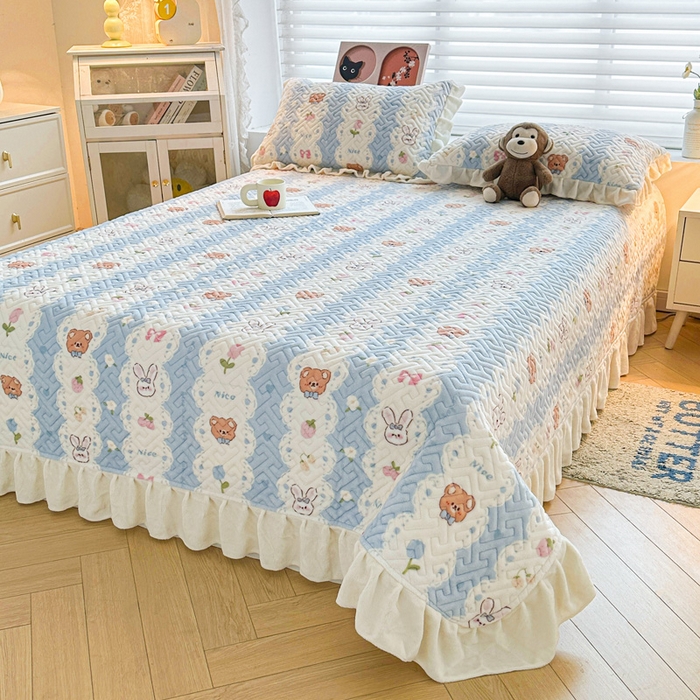 91家纺网 家纺一手货源 找家纺 凯罗 2025新款牛奶绒花边床盖印花小清新盖毯加大牛奶绒床盖床单 兔子和熊