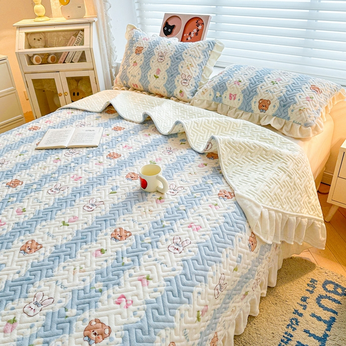 91家纺网 家纺一手货源 找家纺 凯罗 2025新款牛奶绒花边床盖印花小清新盖毯加大牛奶绒床盖床单 兔子和熊